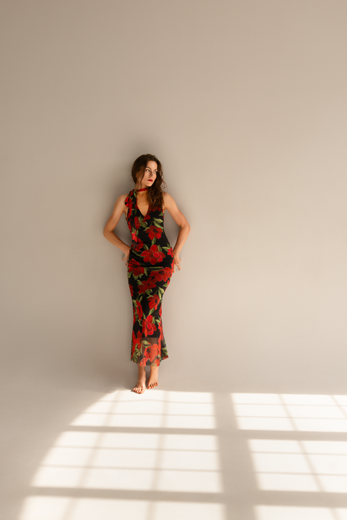 Co ubrać na kobiecą sesję zdjęciową – stylizacje, które zawsze się sprawdzają