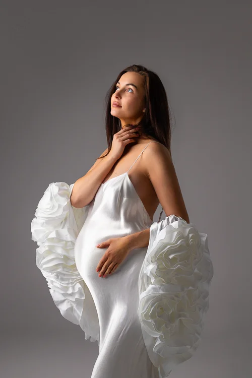 Artystyczna sesja ciążowa w studio w Warszawie